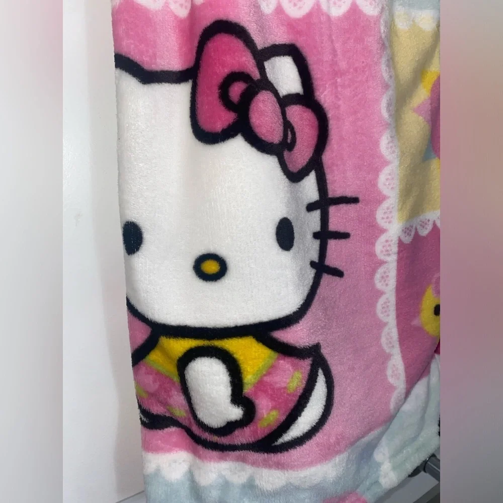 Hello Kitty Patchwork Easter Blanket - Picture 8 of 8